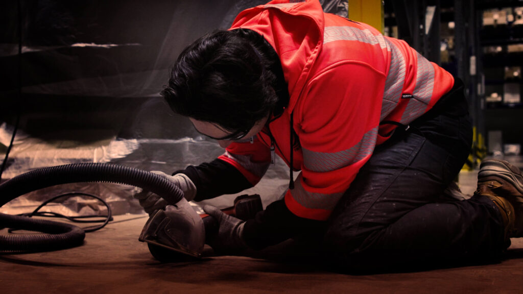 Betonilattian halkeaman korjaus